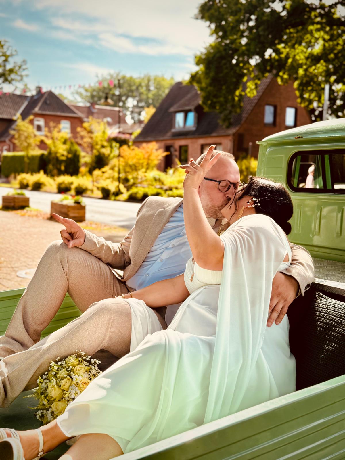 Frisch verheiratet im grünen Oldtimer